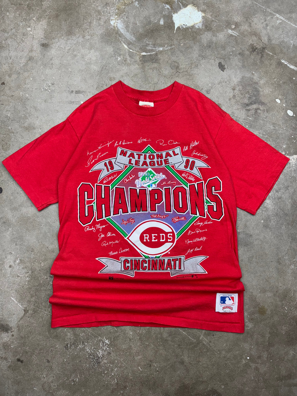 Vintage Cincinatti Reds T-Shirt- Large (fits smaller)
